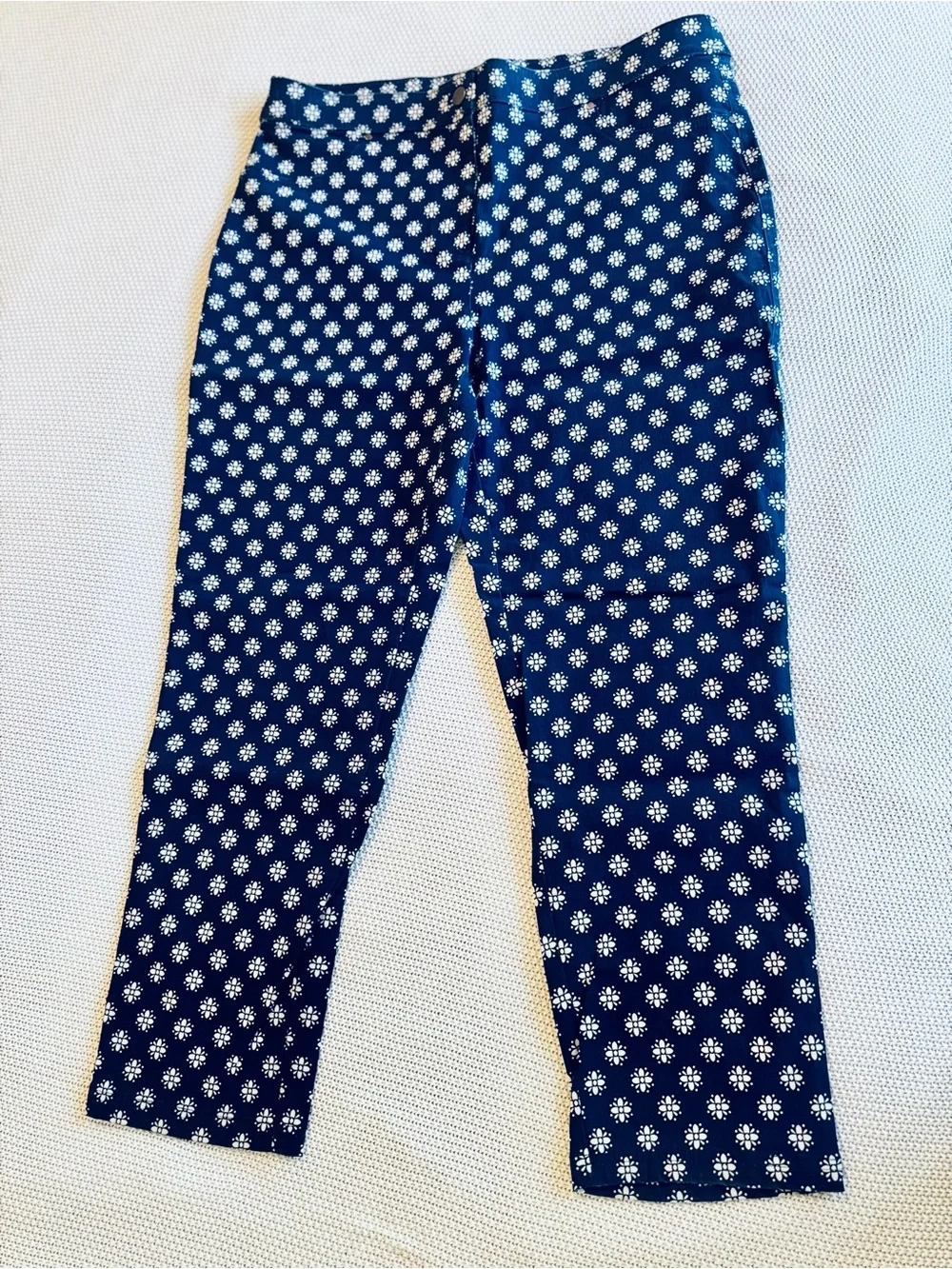 CHICO’S Stretchy Navy Blue & White Dot Floral Ankle Slim Crop Jeans